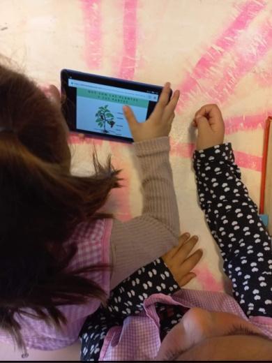 Estudiantes con una tablet