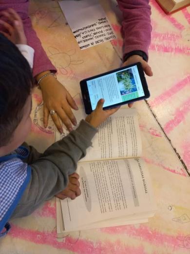 Estudiantes con una tablet y un libro